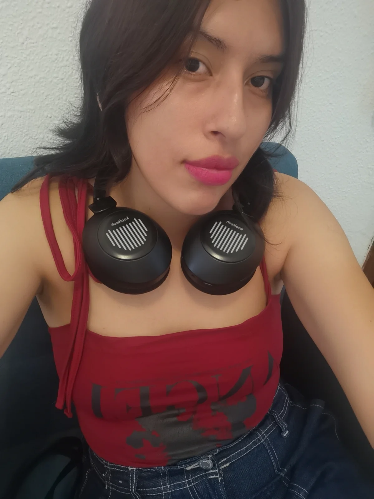 No tienes con quien escuchar música?